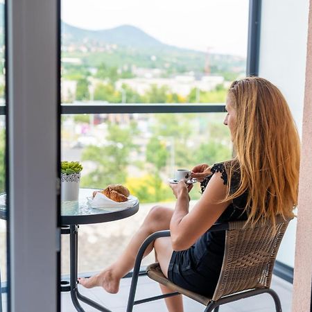 Sweet Home Apartman , 30Sqm Studio, Free Private Parking, Mountain View, Balcony, 20 Min From Downtown Budapest Exterior photo