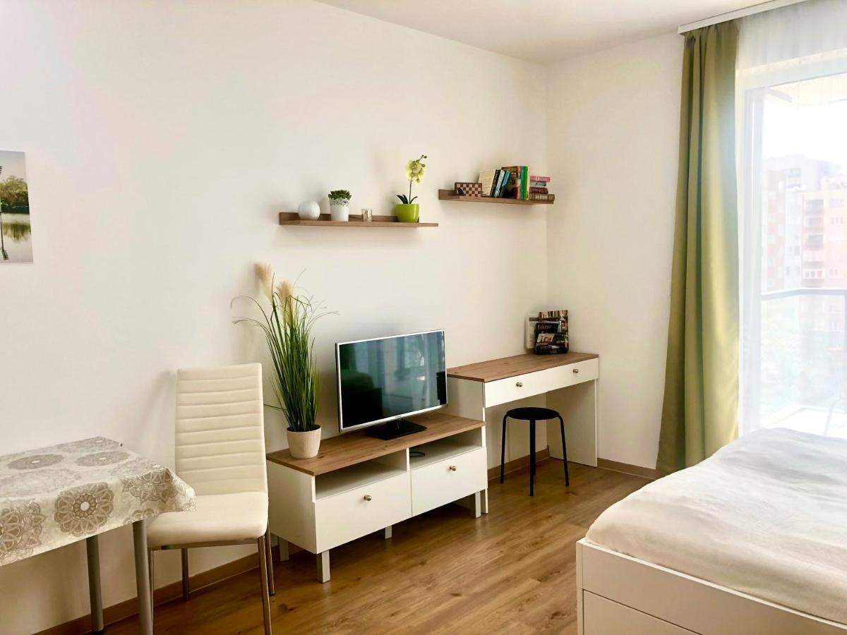 Sweet Home Apartman , 30Sqm Studio, Free Private Parking, Mountain View, Balcony, 20 Min From Downtown Budapest Exterior photo