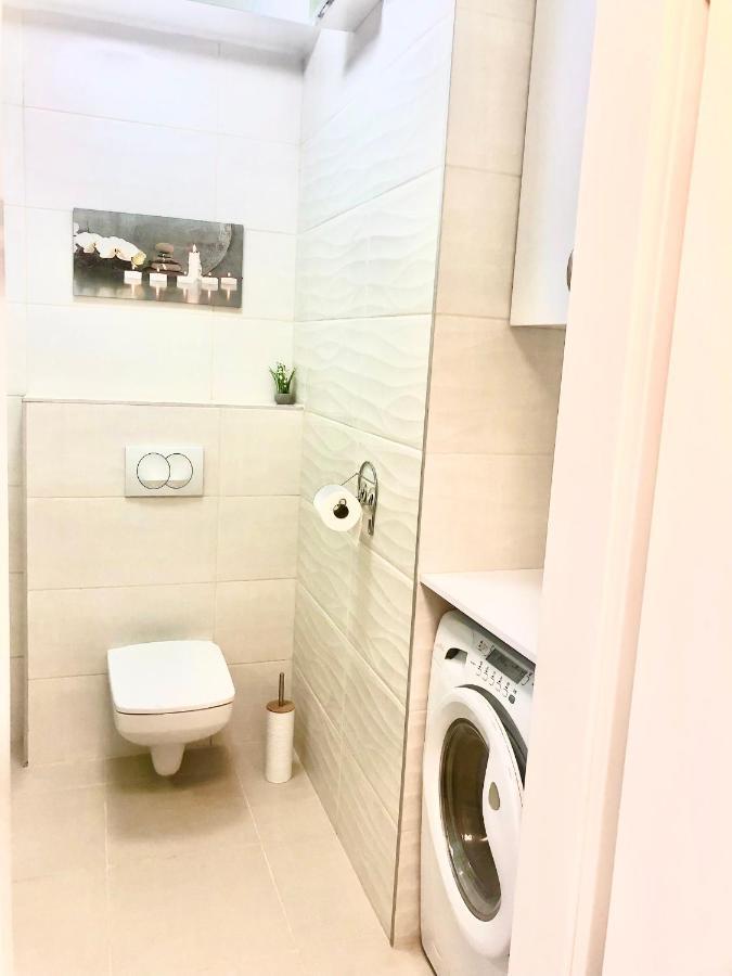 Sweet Home Apartman , 30Sqm Studio, Free Private Parking, Mountain View, Balcony, 20 Min From Downtown Budapest Exterior photo