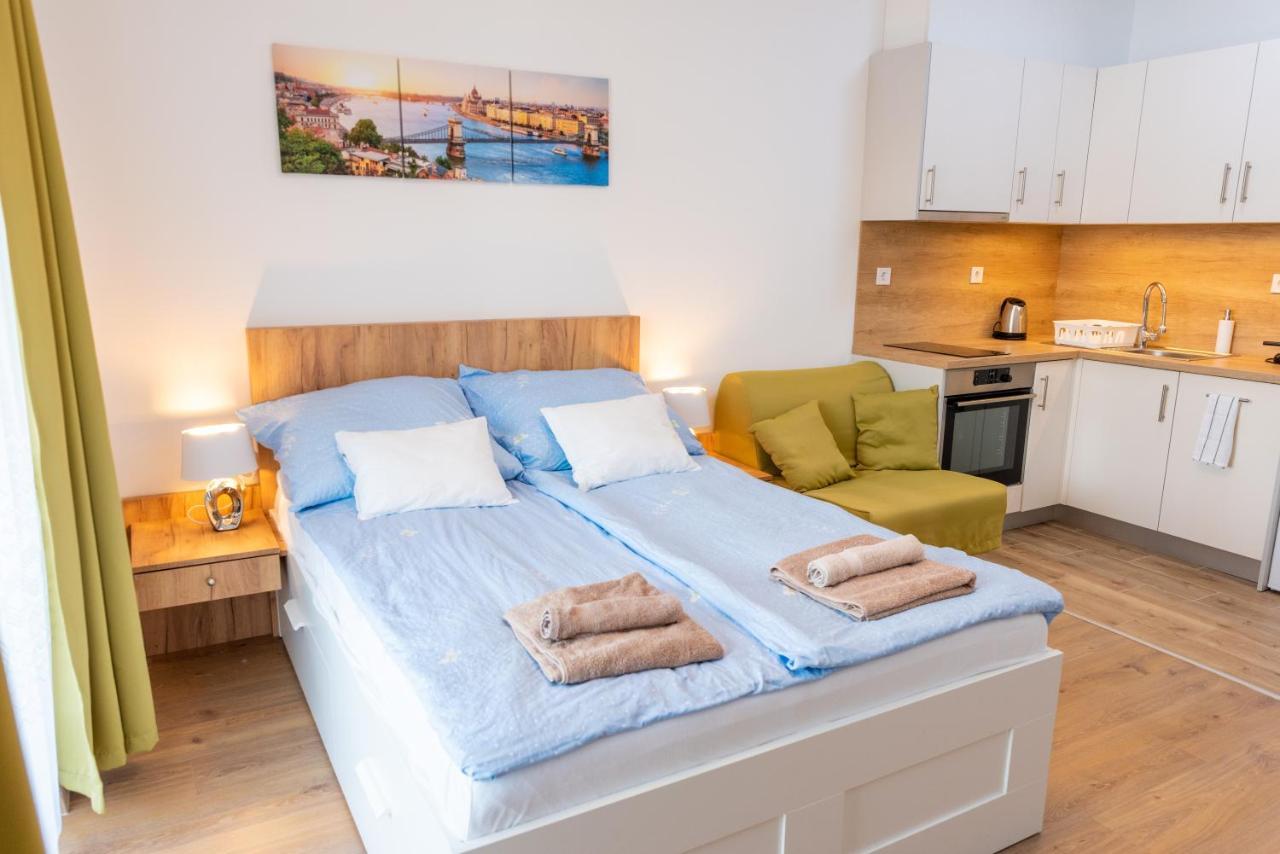 Sweet Home Apartman , 30Sqm Studio, Free Private Parking, Mountain View, Balcony, 20 Min From Downtown Budapest Exterior photo