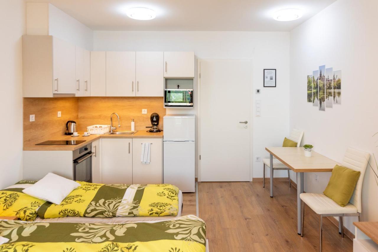 Sweet Home Apartman , 30Sqm Studio, Free Private Parking, Mountain View, Balcony, 20 Min From Downtown Budapest Exterior photo