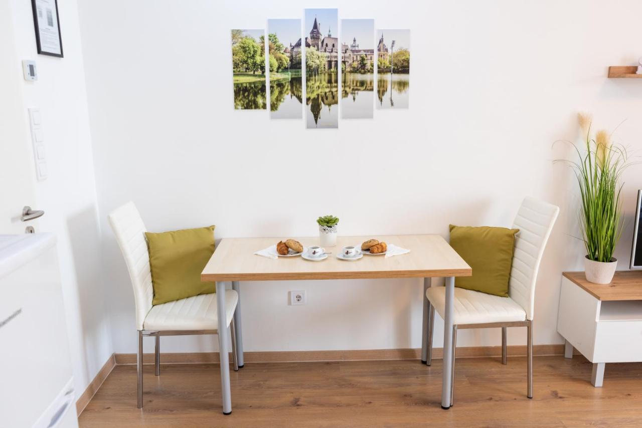 Sweet Home Apartman , 30Sqm Studio, Free Private Parking, Mountain View, Balcony, 20 Min From Downtown Budapest Exterior photo