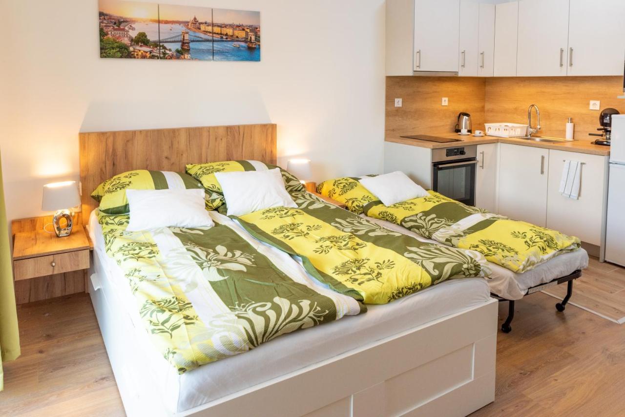 Sweet Home Apartman , 30Sqm Studio, Free Private Parking, Mountain View, Balcony, 20 Min From Downtown Budapest Exterior photo