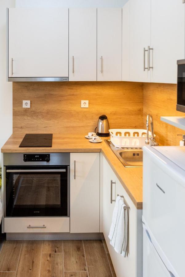 Sweet Home Apartman , 30Sqm Studio, Free Private Parking, Mountain View, Balcony, 20 Min From Downtown Budapest Exterior photo