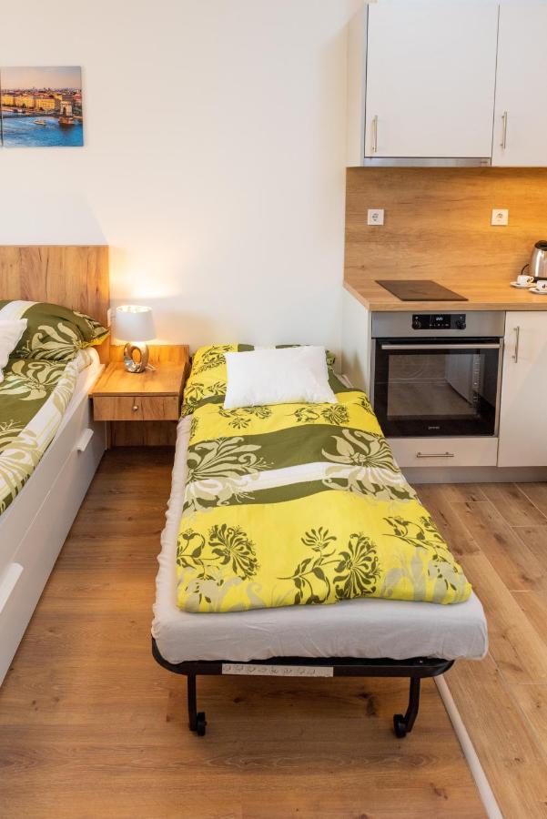 Sweet Home Apartman , 30Sqm Studio, Free Private Parking, Mountain View, Balcony, 20 Min From Downtown Budapest Exterior photo