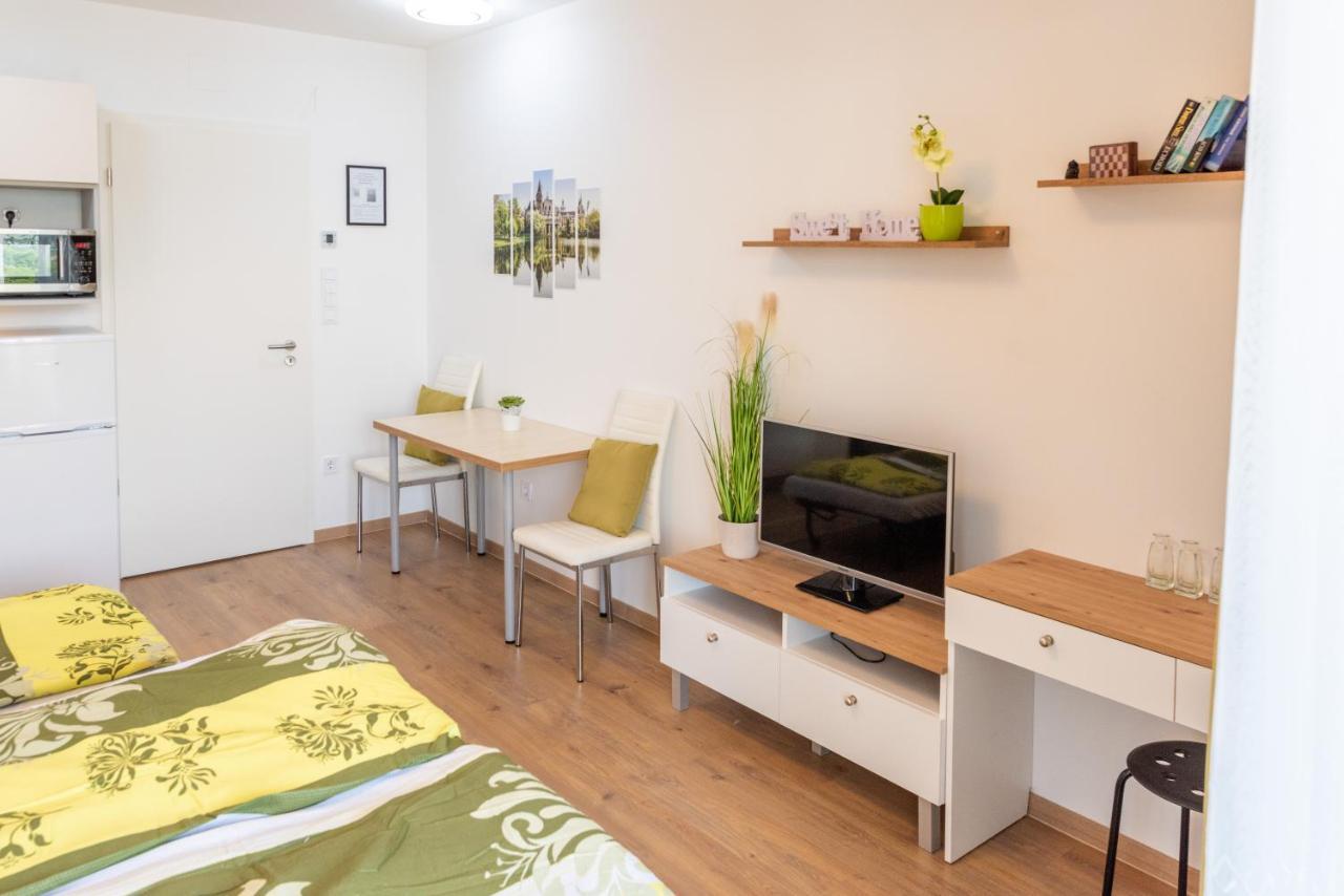 Sweet Home Apartman , 30Sqm Studio, Free Private Parking, Mountain View, Balcony, 20 Min From Downtown Budapest Exterior photo